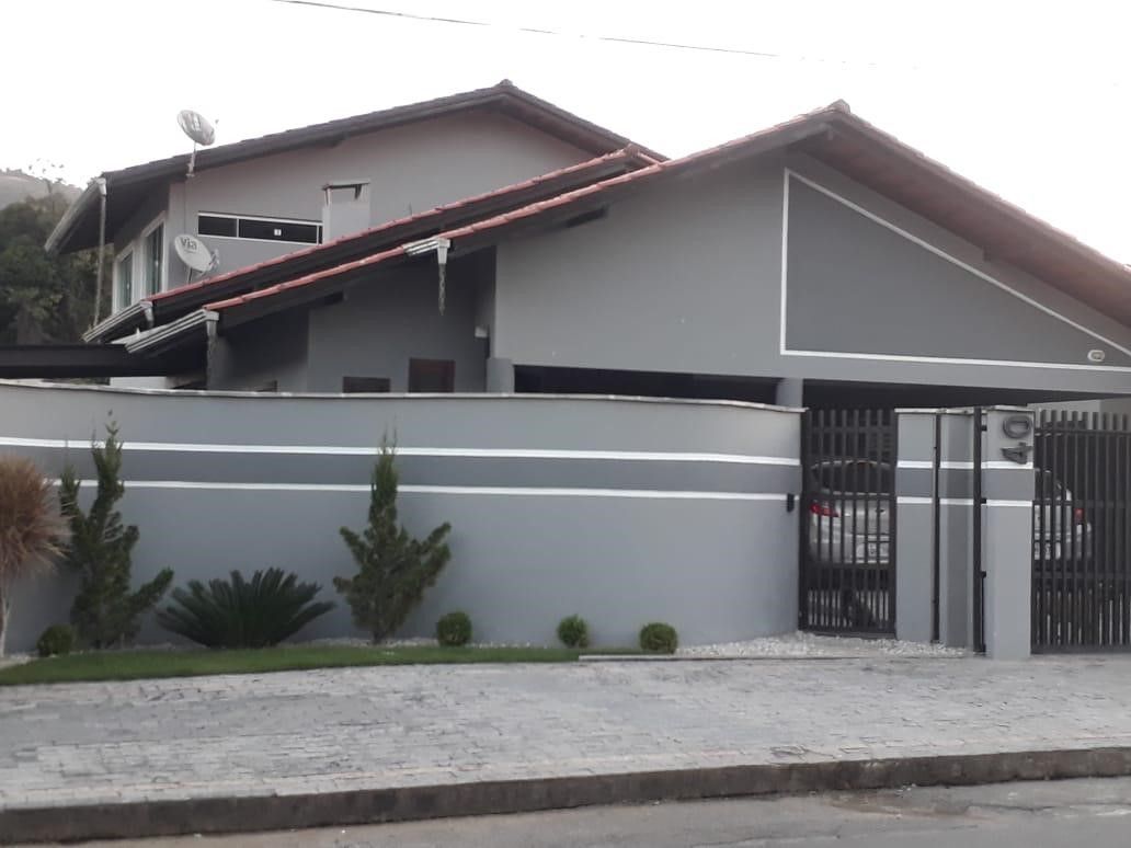 Casa à venda com 3 quartos, 165.75m² - Barra do Rio Cerro,Jaraguá do Sul