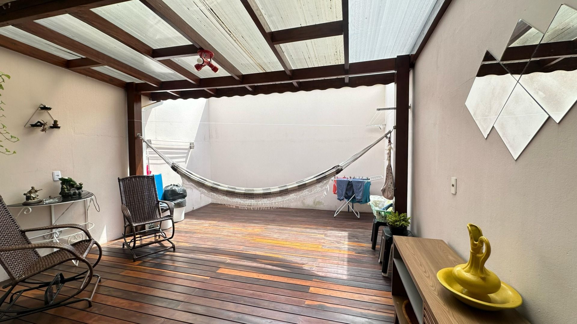  - Sobrado com 2 quartos, Caixa D Água