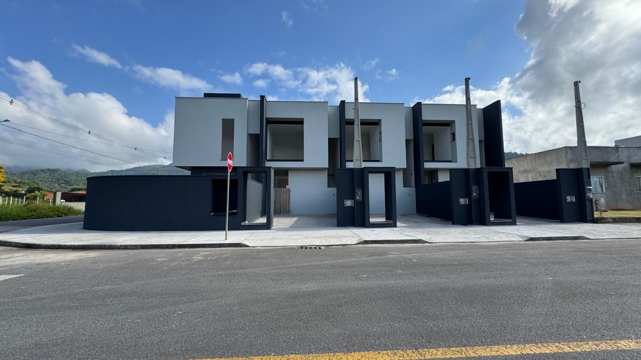 Sobrado à venda com 3 quartos, 102.00m² - Três Rios do Norte,Jaraguá do Sul