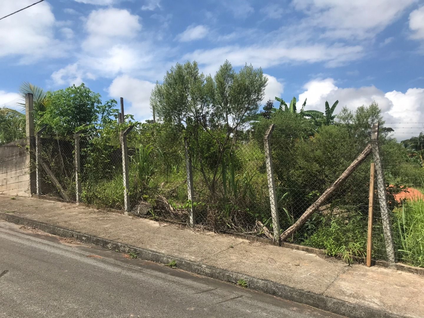 Local alto, tranquilo e bela vista - Dalcasta Imobiliária