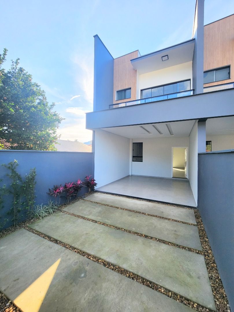  - Sobrado com 3 dormitórios sendo 1 suíte com closet à venda, 135 m² por R$ 750.000 - Ilha da Figueira - Jaraguá do Sul/SC