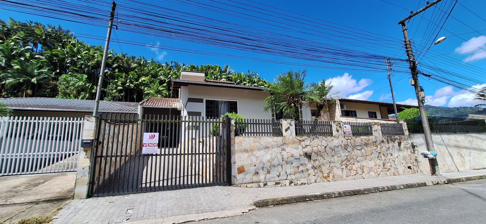 Casa Com Excelente Área de Festas com 3 Dormitórios - Dalcasta Imobiliária