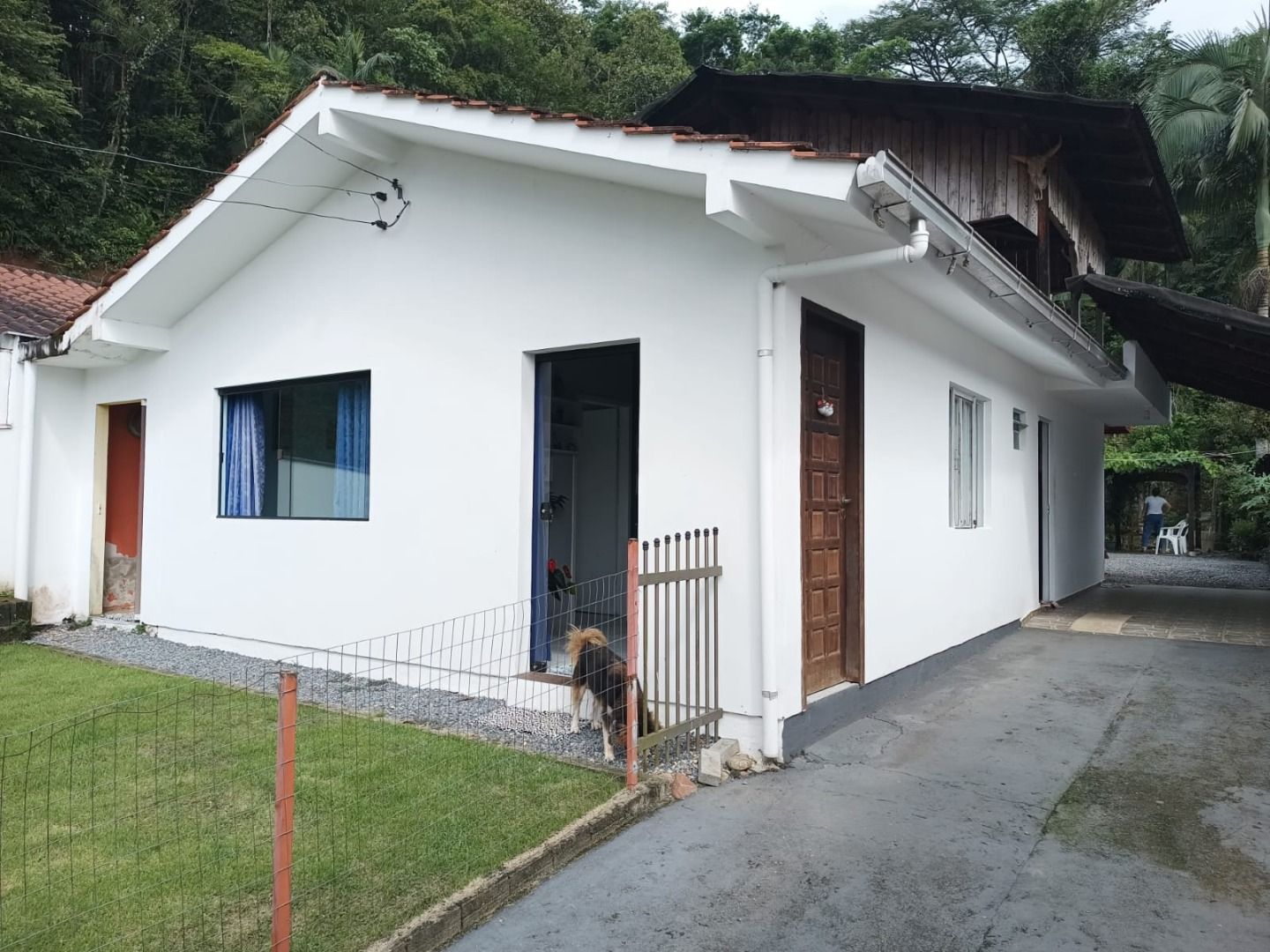  - Casa com 1 suite mais 2 quartos em final de rua