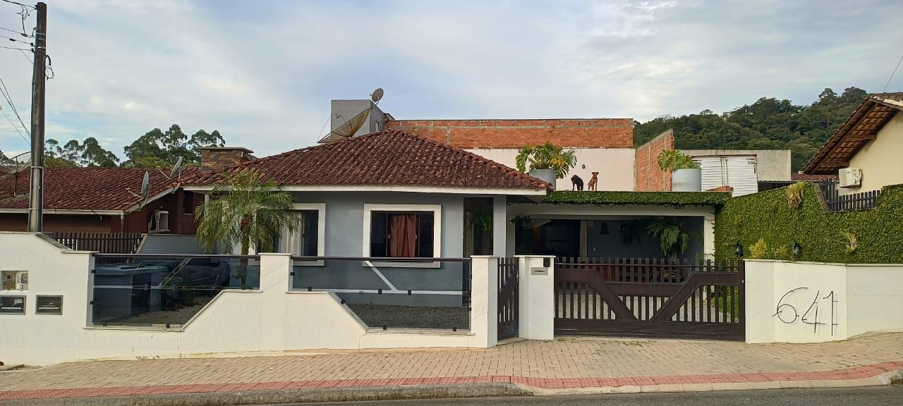 Casa à venda com 3 quartos, 145.00m² - Jaraguá 84,Jaraguá do Sul