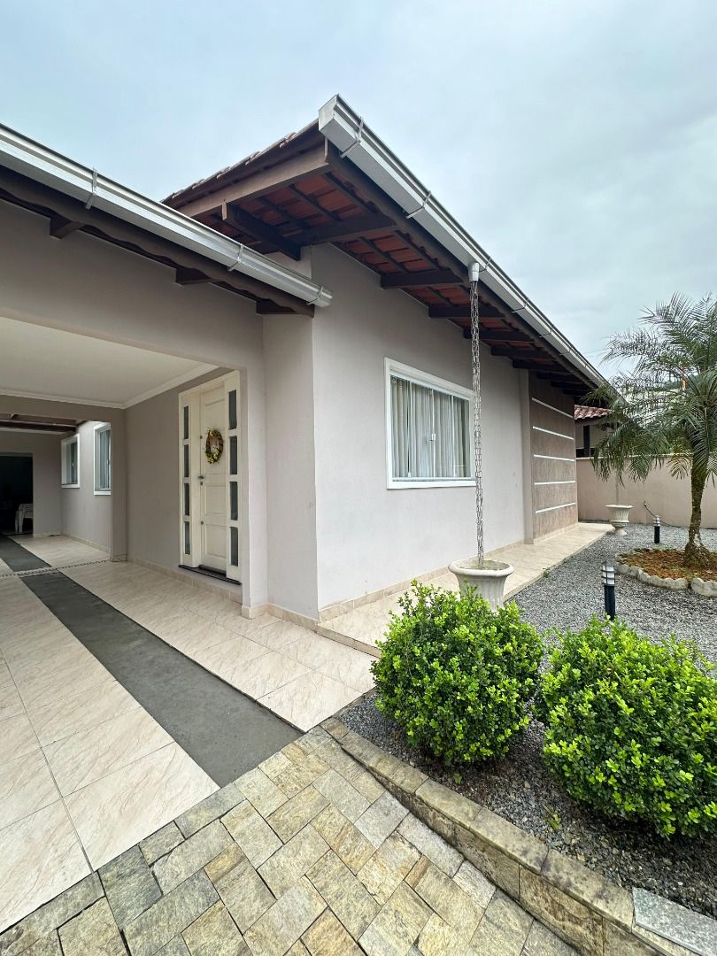 Casa à venda com 3 quartos, 223.00m² - Czerniewicz,Jaraguá do Sul