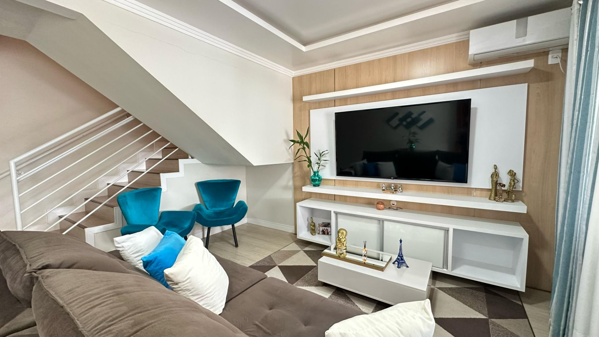 Sobrado com 2 quartos, Caixa D Água - Dalcasta Imobiliária