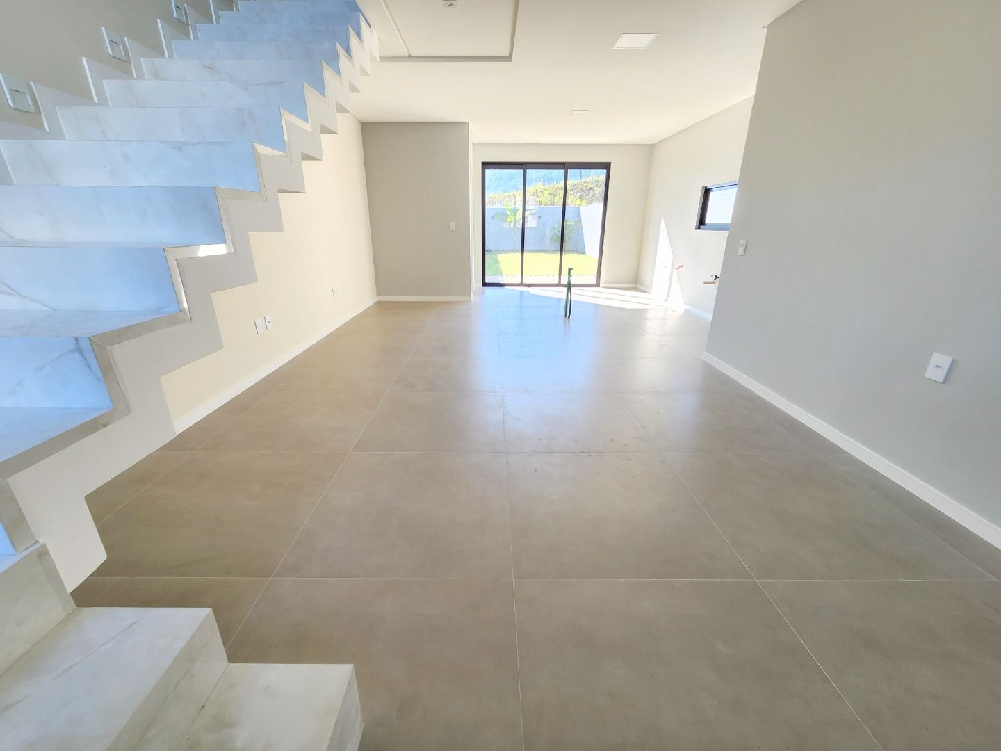  - Sobrado Geminado com 3 suítes sendo uma com closet, Barra do rio Cerro