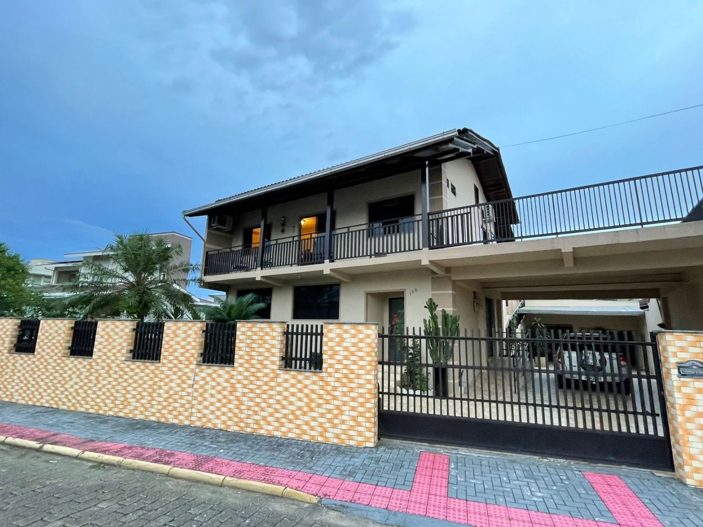 Sobrado à venda com 4 quartos, 380.00m² - Barra do Rio Cerro,Jaraguá do Sul