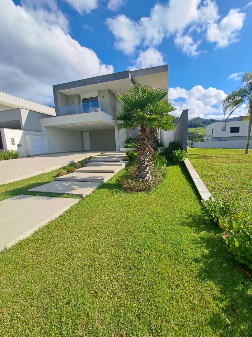 Casa à venda com 3 quartos, 330.00m² - Vila Chartres,Jaraguá do Sul